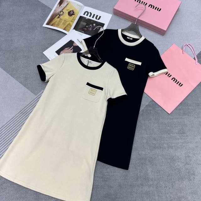 高品质miu Miu* 2024 春夏新款 中长款直筒宽松连衣裙 前胸经典字母刺绣 简约时尚 减龄精致 显瘦 两色sml